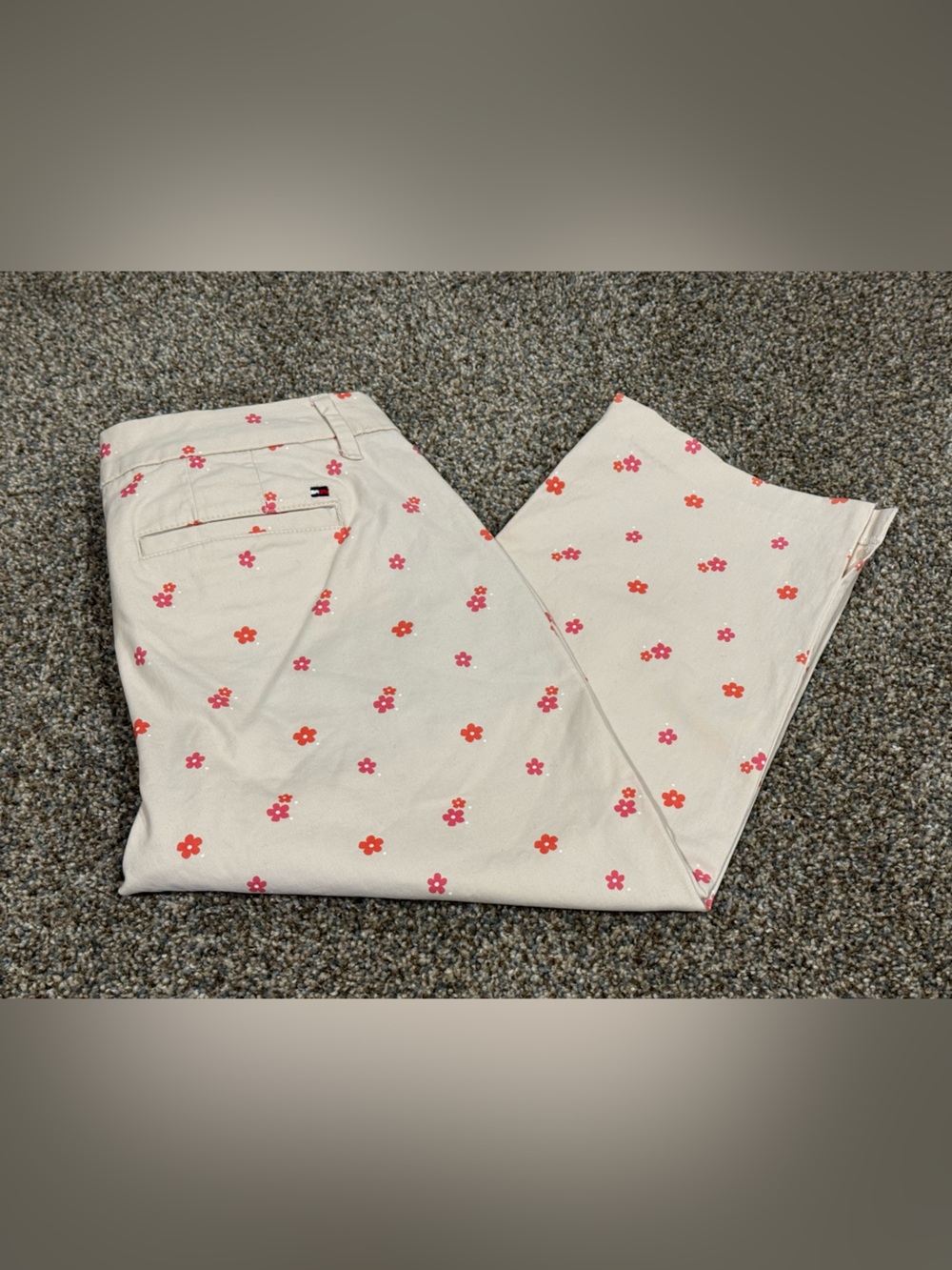 Tommy Hilfiger Cream Floral-Print Women’s Capri Pants (size 2) inseam 16”